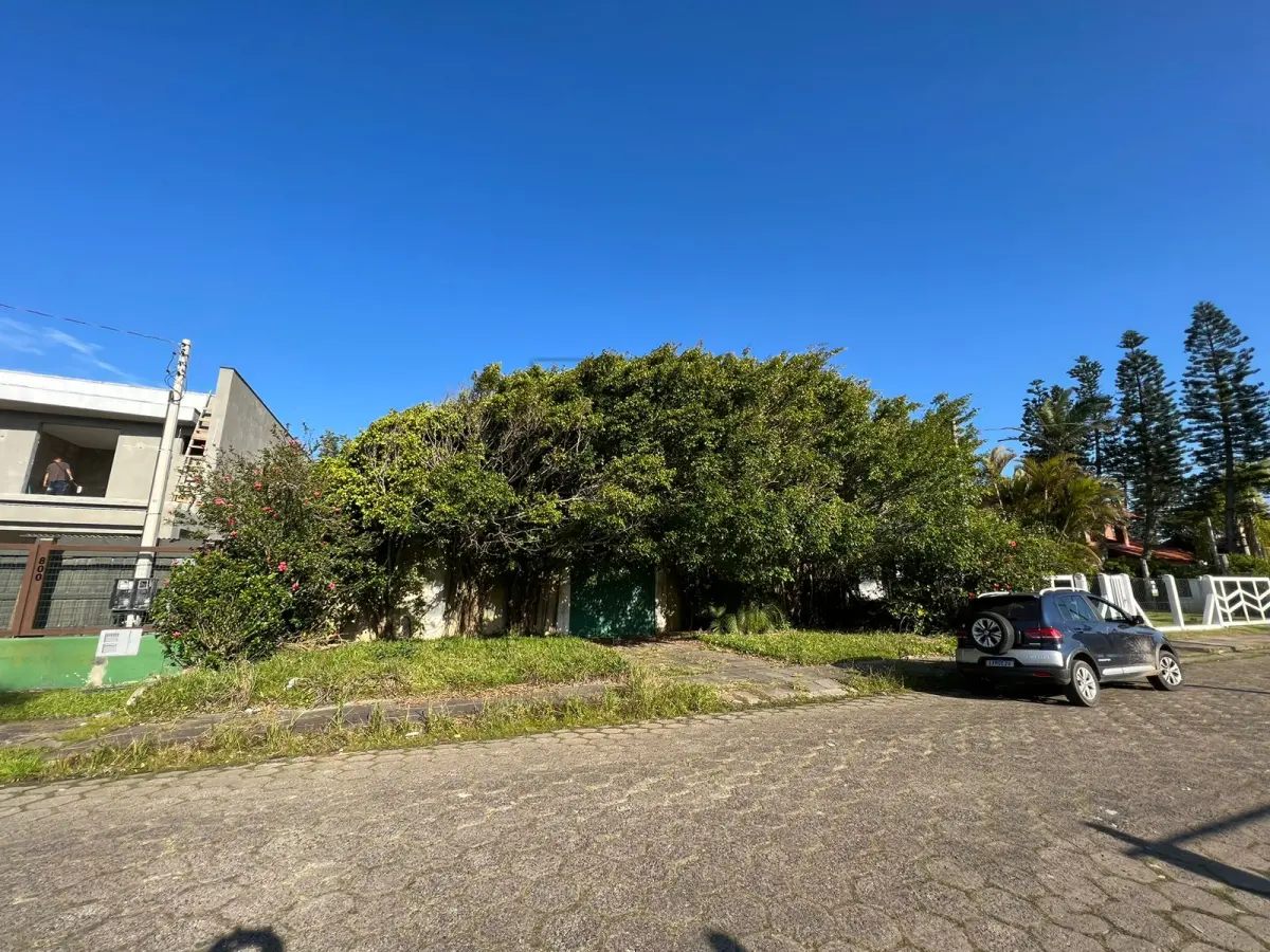 LOTE 001 - Casa bem localizada, na rua Timbaúva, 812, com 648m2. Próximo ao centro e do Mar