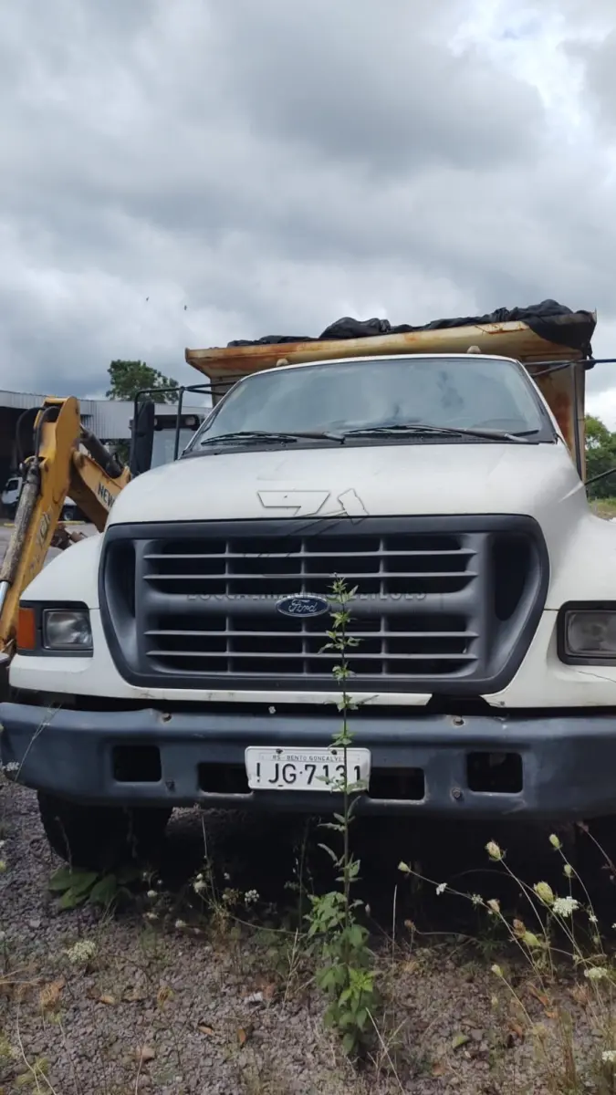 LOTE 011 - CAMINHAO BASCULANTE FORD F 16000 210 cor branc IJG7131
