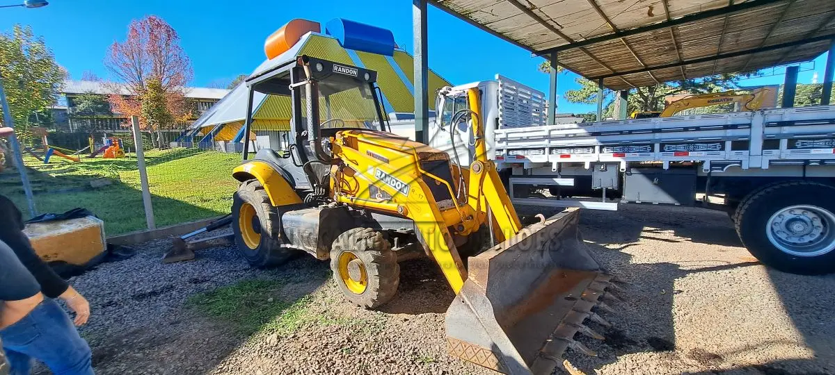 LOTE 007 - 01 RANDON RETROESCAVADEIRA COR amarela , ANO 2013, PLACA IUF8218, RENAVAM 532431596, CHASSI 000DA406AMC4W4437