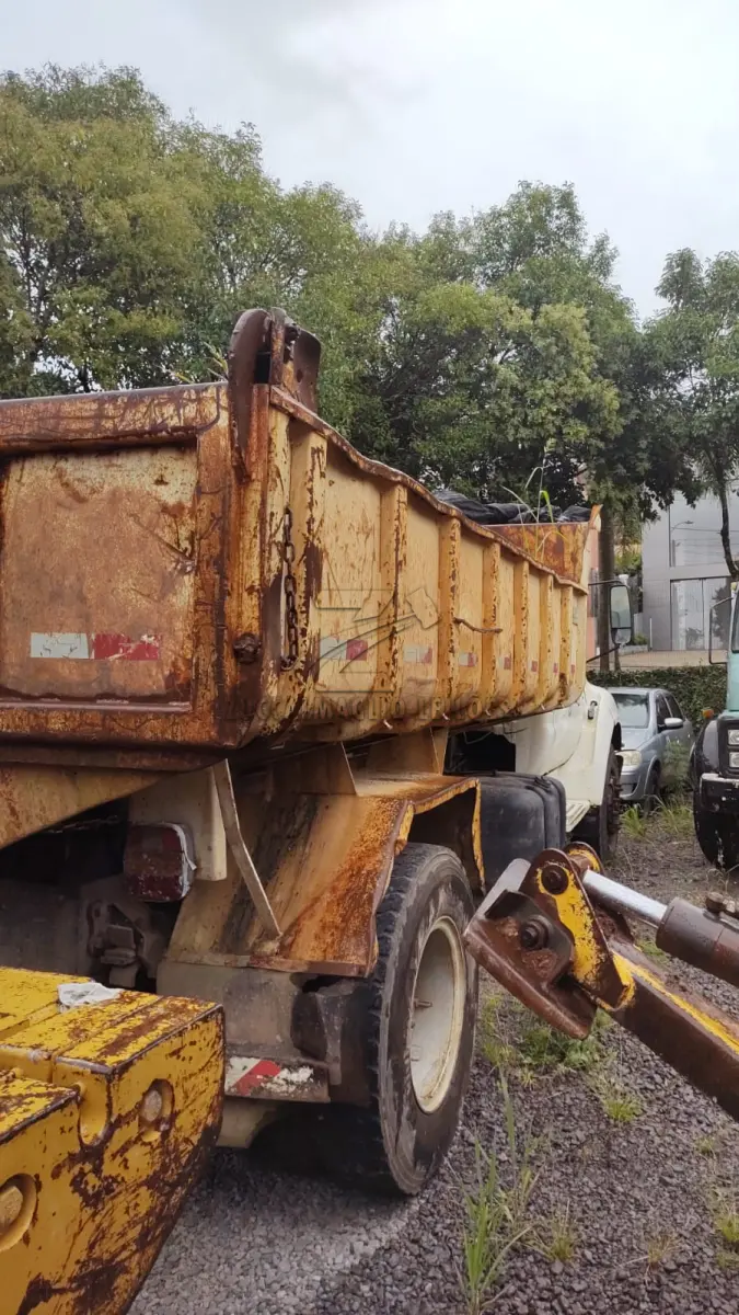 LOTE 011 - CAMINHAO BASCULANTE FORD F 16000 210 cor branc IJG7131