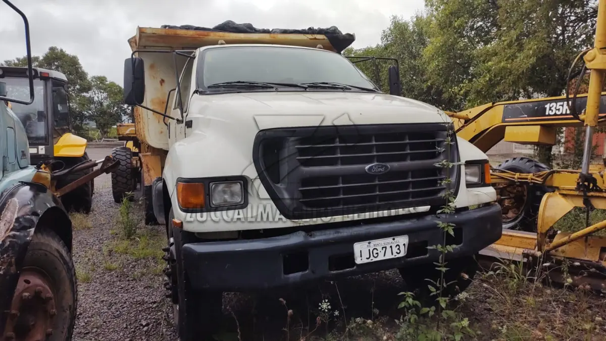 LOTE 011 - CAMINHAO BASCULANTE FORD F 16000 210 cor branc IJG7131