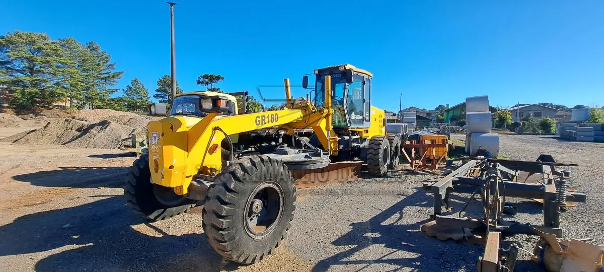 LOTE 008 - 01 MOTONIVELADOR MARCA XCMG GR180 COR AMARELA ANO 2011