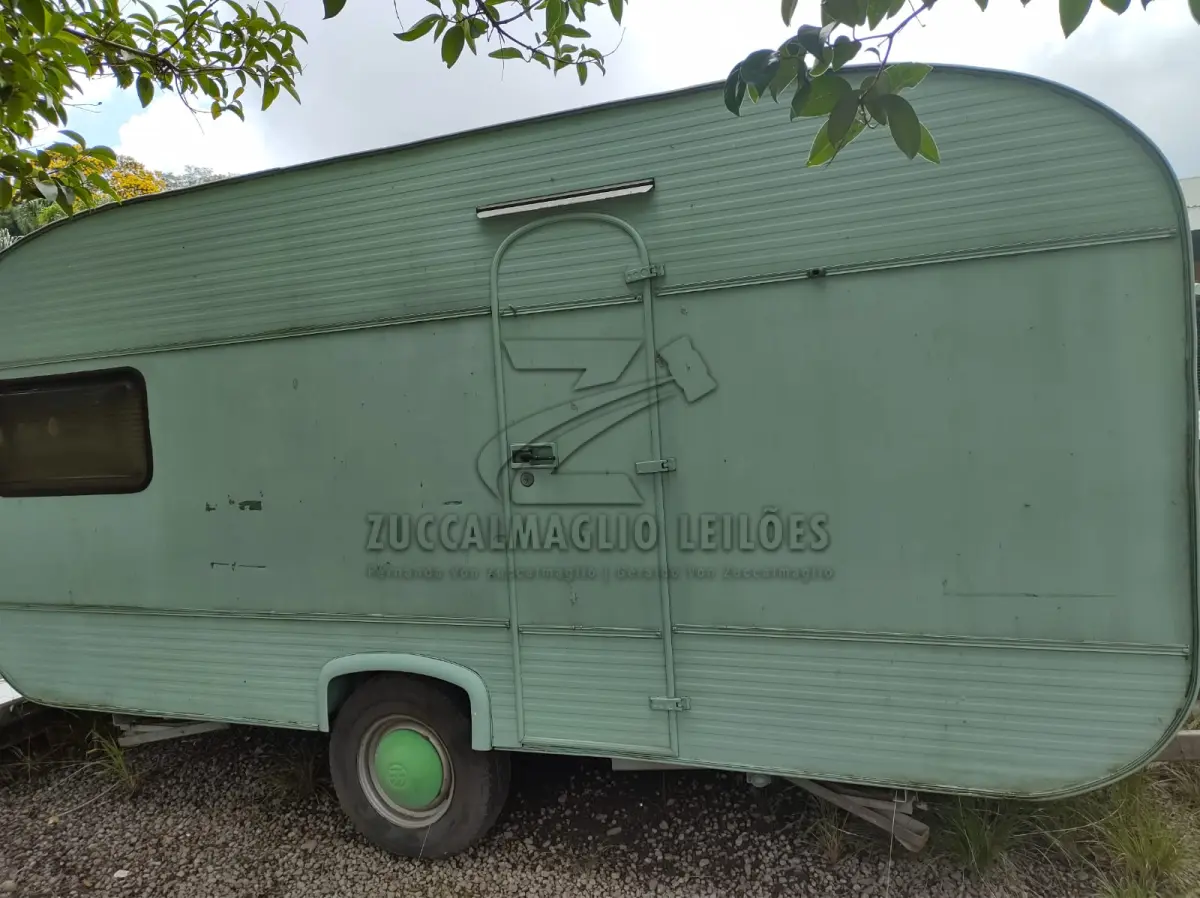 LOTE 006 - REBOQUE TRAILER na cor verde com engate veicular