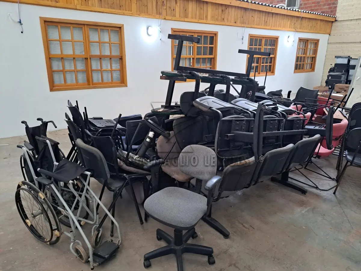 LOTE 001 - SUCATAS DIVERSAS LONGARINAS, CADEIRAS, MACAS, RADIADORES, FERRAGENS E DEMAIS ITENS (DEPOSITADO NO CENTRO ADMINISTRATIVO). OS BENS VÃO A LEILÃO NO ESTADO E CONDIÇÕES EM QUE SE ENCONTRAM.