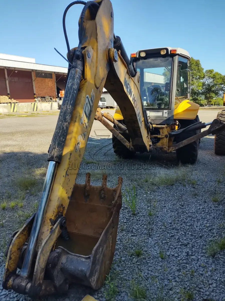 LOTE 015 - RETROESCAVADEIRA ISQ-2263