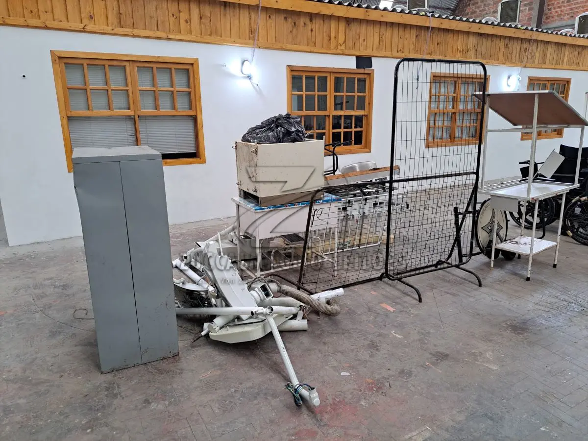 LOTE 001 - SUCATAS DIVERSAS LONGARINAS, CADEIRAS, MACAS, RADIADORES, FERRAGENS E DEMAIS ITENS (DEPOSITADO NO CENTRO ADMINISTRATIVO). OS BENS VÃO A LEILÃO NO ESTADO E CONDIÇÕES EM QUE SE ENCONTRAM.