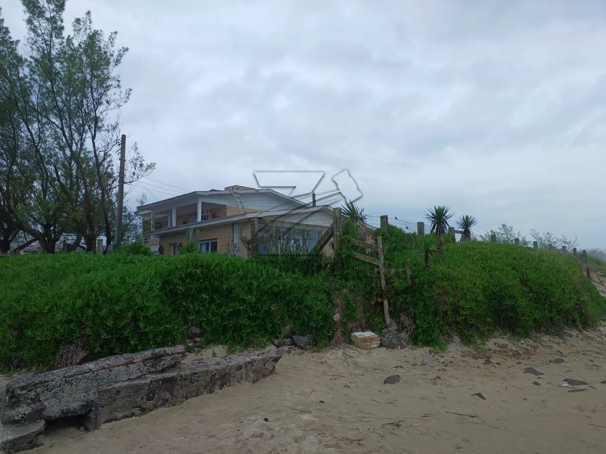 LOTE 001 - casa em Capão da Canoa, Zona Nova na Avenida Beira Mar, nr. 730, com aproximadamente 260m2