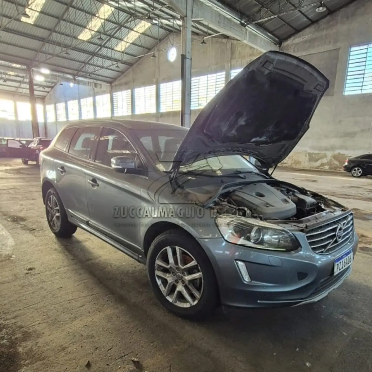 LOTE 001 - veiculo Volvo I XV60, ano 2017, cinza de enchente