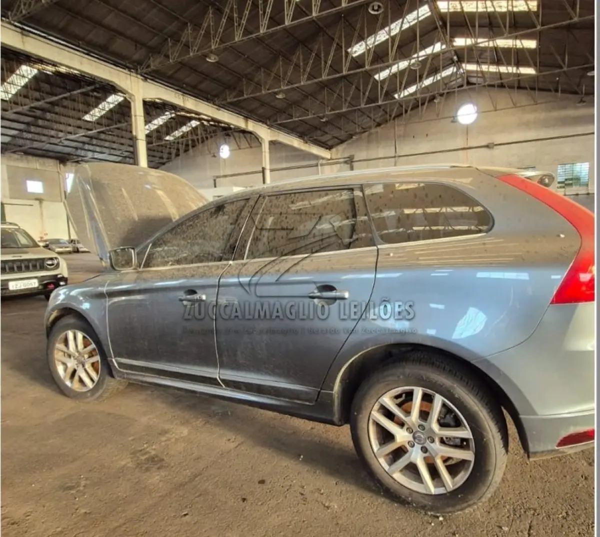 LOTE 001 - veiculo Volvo I XV60, ano 2017, cinza de enchente