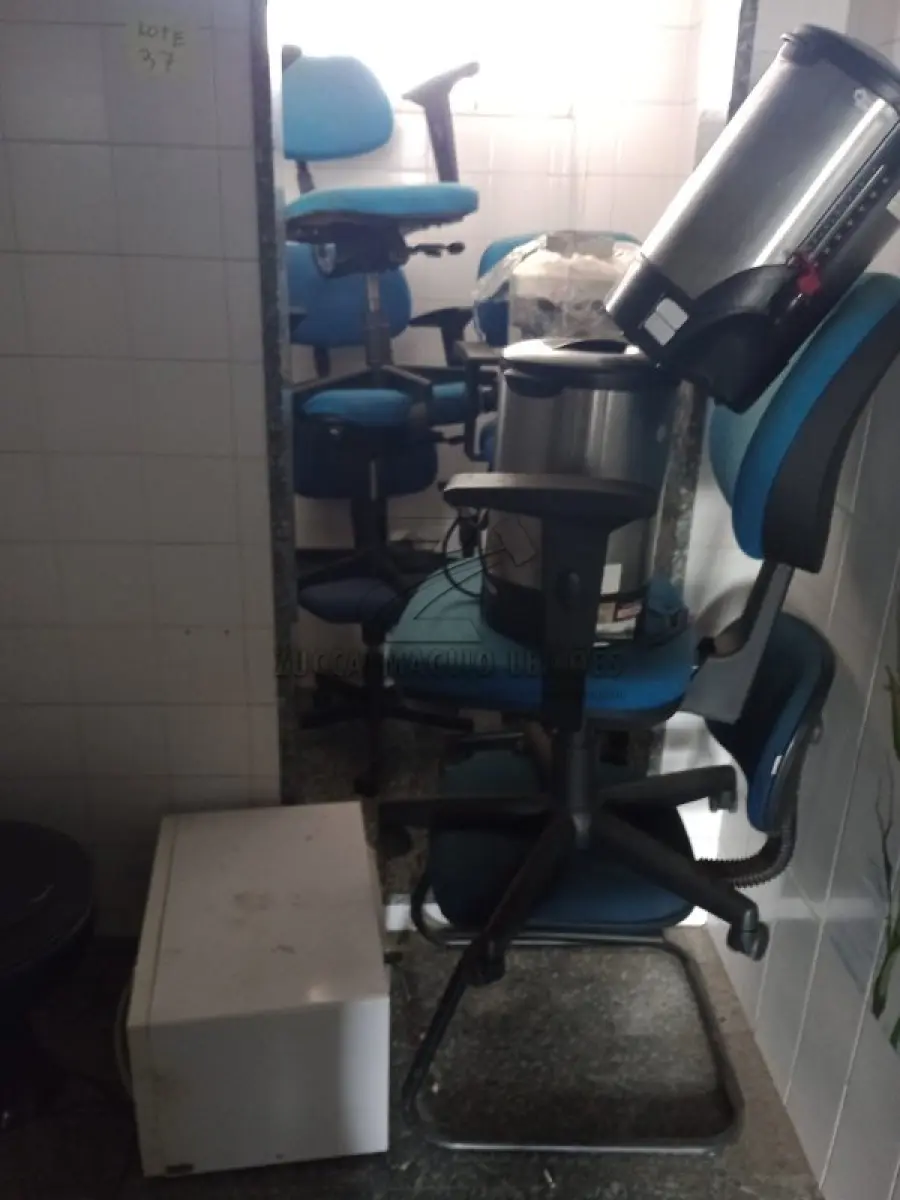 LOTE 037 - moveis, refgrigerador, equipamentos, etc.