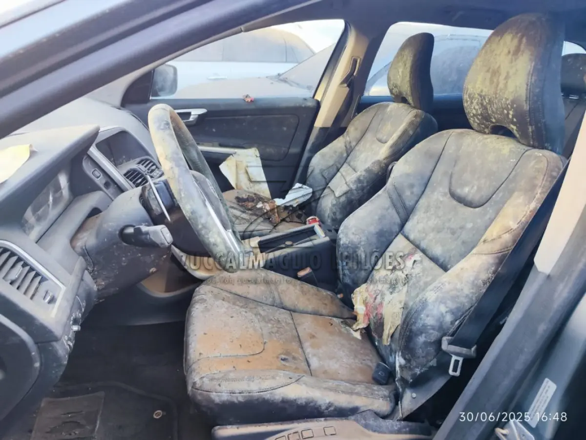 LOTE 001 - veiculo volvo cinza, 2017, pegou enchente 2024, modelo I XV60