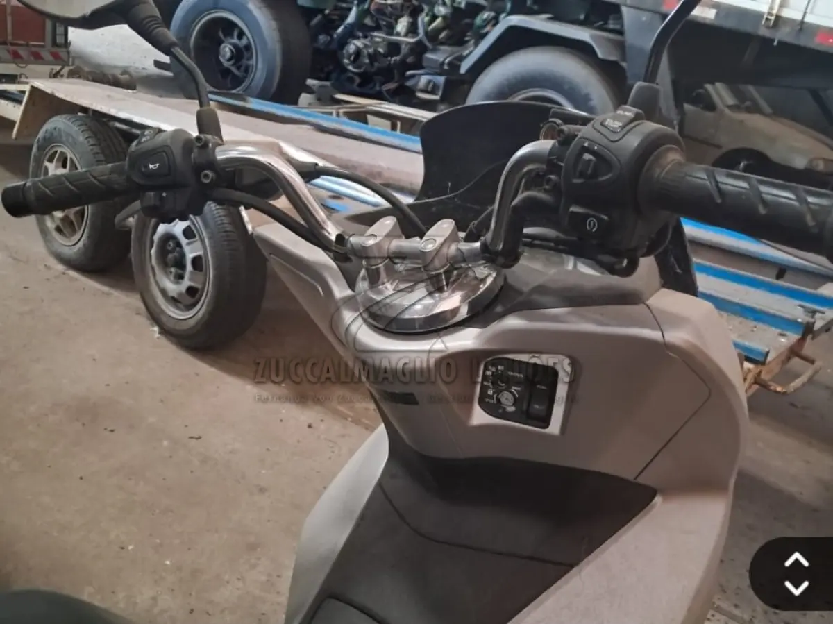 LOTE 001 - motoneta honda PCX150, ano e modelo 2018, cor prata , gasolina