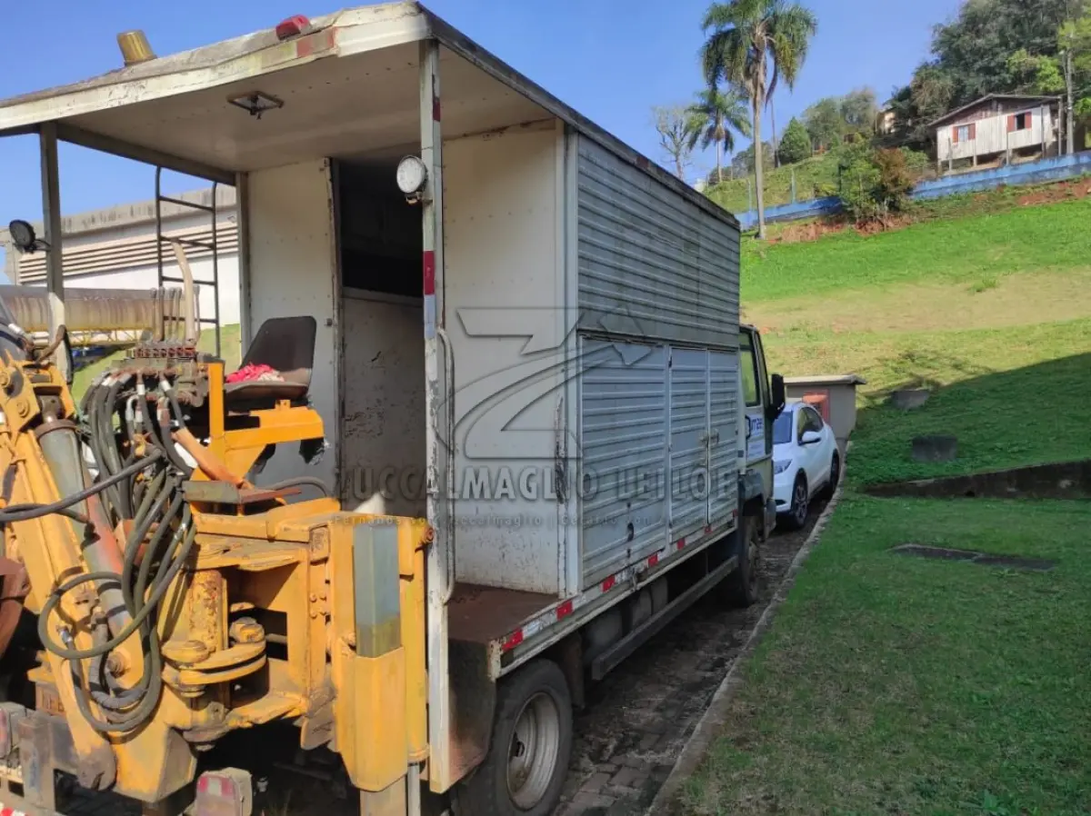 LOTE 003 - CAMINHAO FORD CARGO -EQUIPAMENTOS