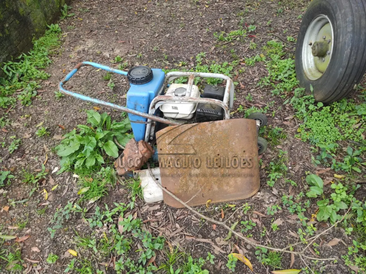 LOTE 030 - equipamentos, motores, sucatas.