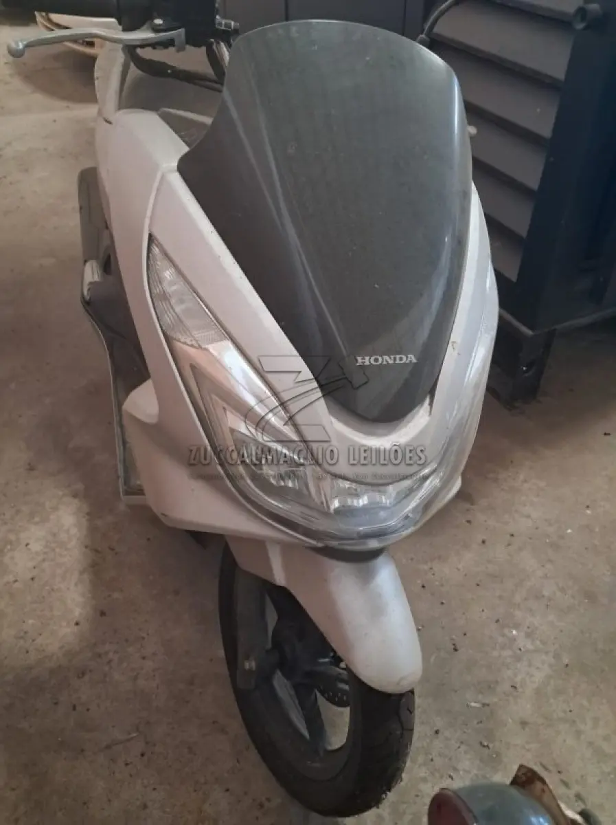 LOTE 001 - motoneta honda PCX150, ano e modelo 2018, cor prata , gasolina