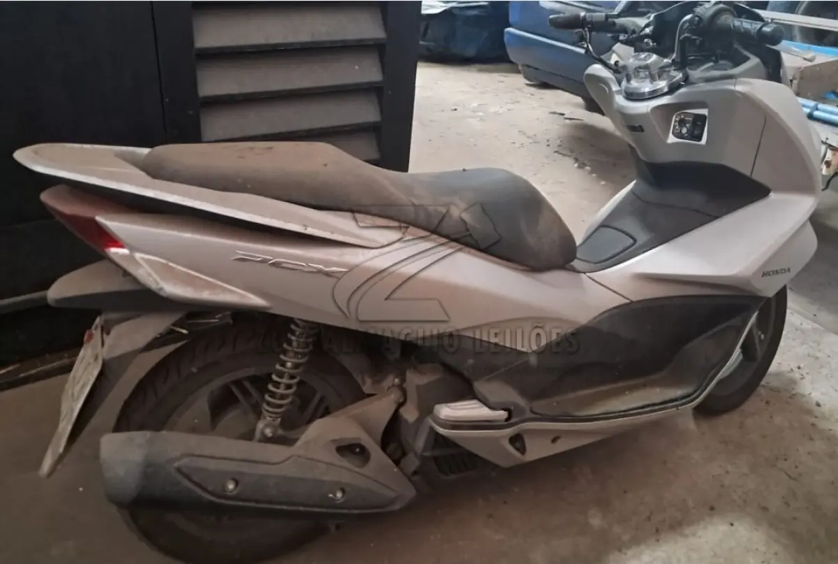 LOTE 001 - motoneta honda PCX150, ano e modelo 2018, cor prata , gasolina