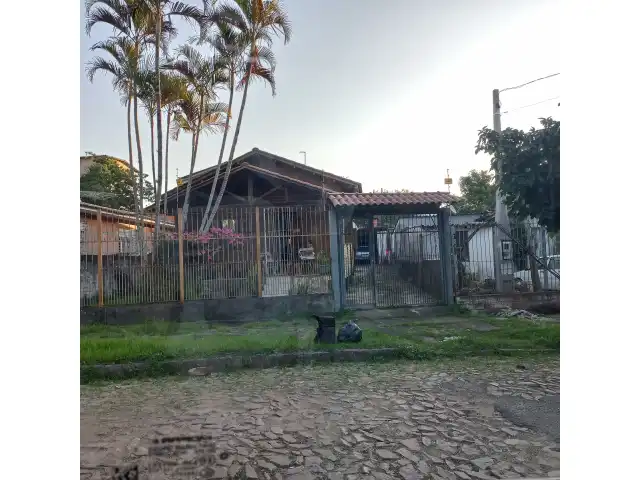 um  Chalé de madeira com 170m2, na Rua Comendador Durval 274, Bairro Jardim Floresta , Porto Alegre