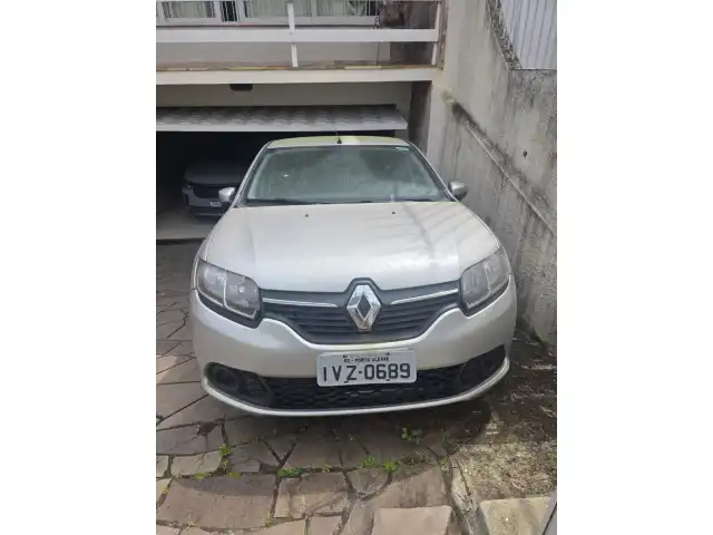 veículo Renaut Sandero, expression, HI-Power, Placas IVZ068*, cor prata, ano 2015, flex, 4 portas, , esta com a leiloeira