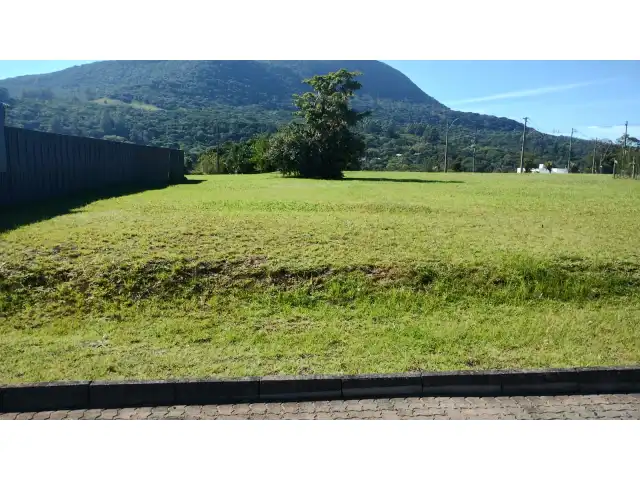 um terreno no  Condominio Horizontal Green Salis, lote 3, matricula nr. 109635 do R. I de Osório com 450m2 privativos