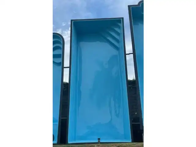 um casco de piscina, de cor azul de fibra com escada interna , com 60, 6,00m x 3,00x 1,40 de dimensão