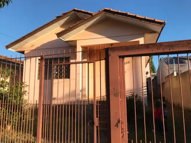 Uma casa situada  na Rua Rudi Schaly 180, POrto Alegre, DESOCUPADA. com  três quartos , com 150m2 privativos.