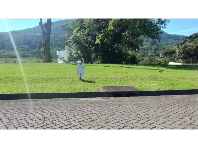 um terreno urbano situado no Condominio Horizontal Residencial Lote Green Sails, lagoa da Pingela, em Osório, lote 44 da Vila da Serra, , matricula nr 109676 , com área de 618,30m2, privativos