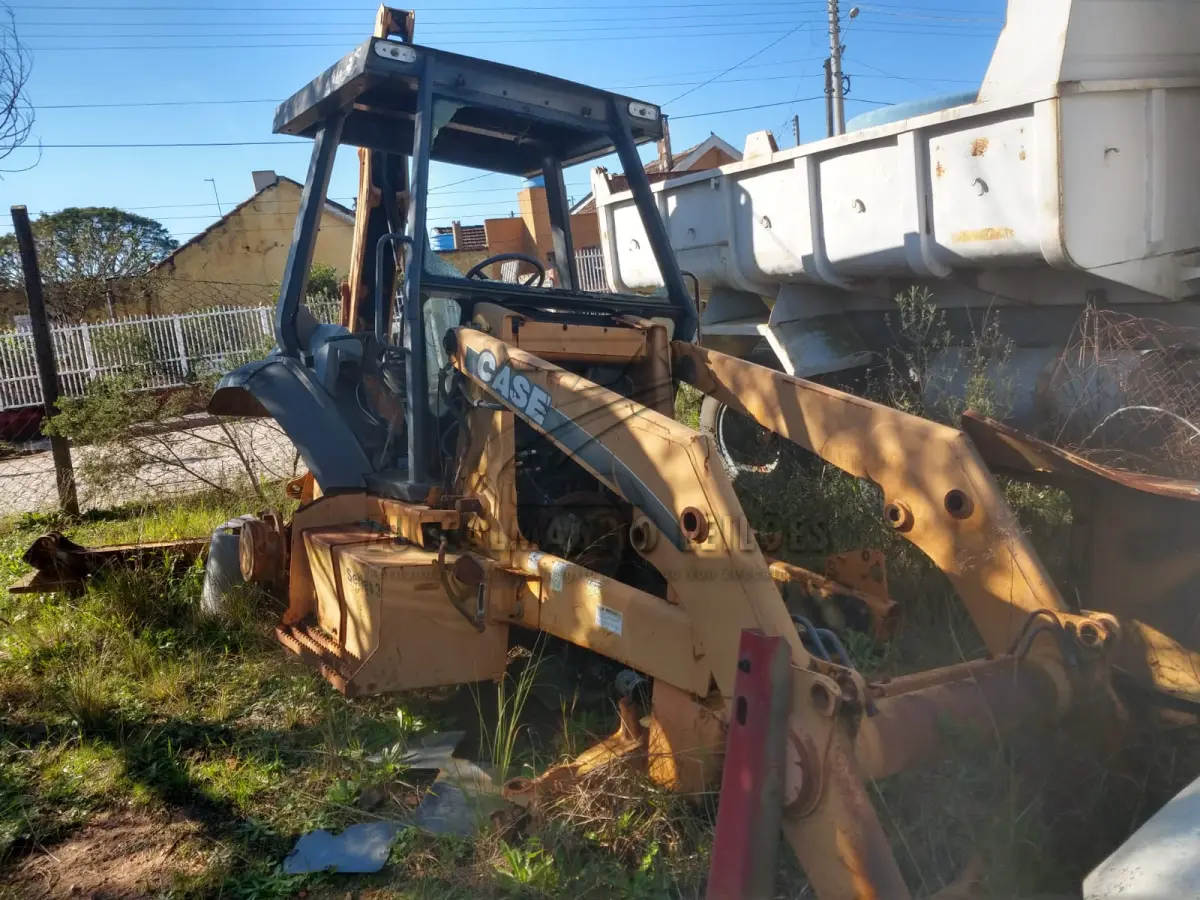 LOTE 018 - SUCATA RETRO CASE 580M