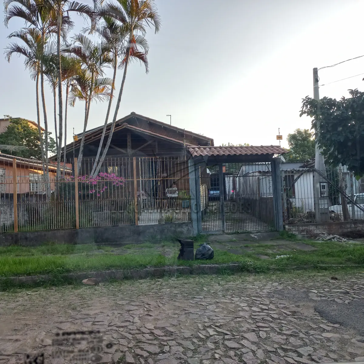 LOTE 001 - Chalé de madeira com aproximadamente 170m2, na Rua Comendador Durval 274, Jardim Floresta Porto Alegre