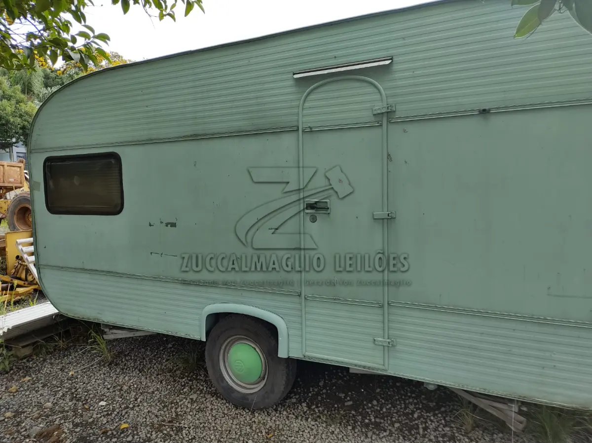 LOTE 006 - REBOQUE TRAILER na cor verde com engate veicular