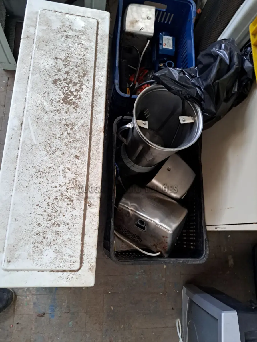 LOTE 002 - SUCATA DE ELETRODOMÉSTICOS TAIS QUAIS FORNOS, FOGÕES, GELADEIRAS, MAQUINAS DE COSTURA, MOTORES, PARAFUSADEIRAS, MAQUINAS DE CORTE DE ASFALTO E DEMAIS ITENS