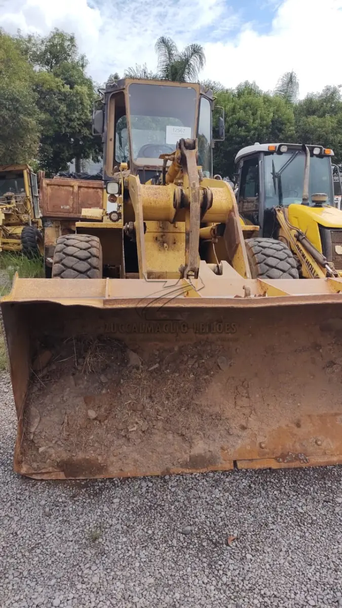 LOTE 010 - Trator de rodas CATERPILLAR cor amarelo Carregadeira, placa IDD 5448