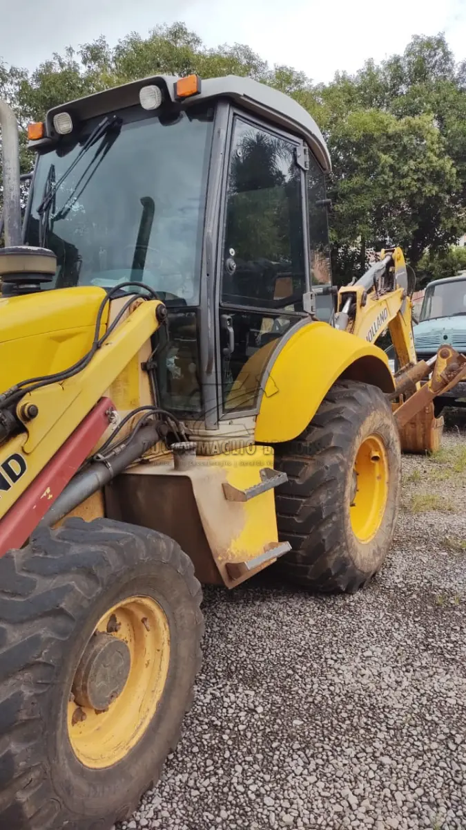 LOTE 015 - RETROESCAVADEIRA ISQ-2263