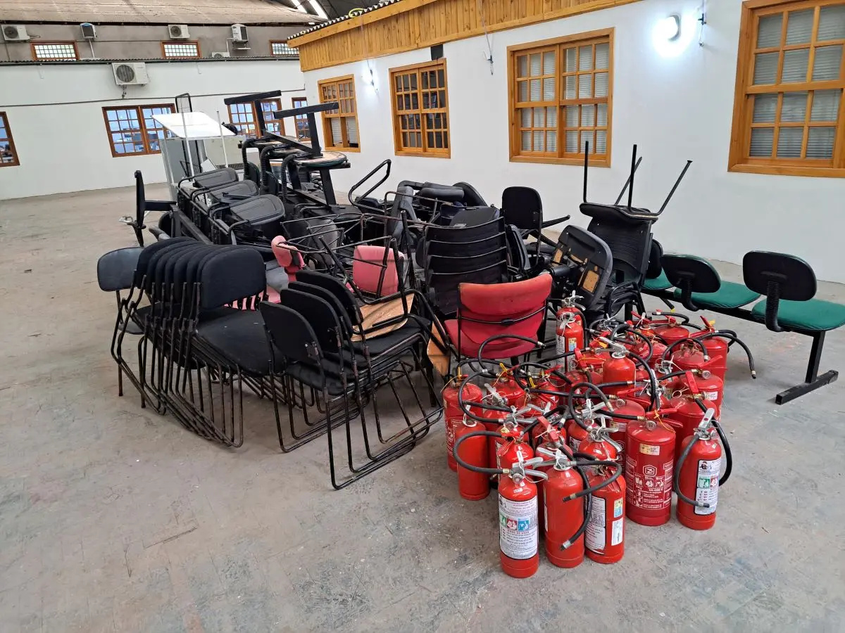 LOTE 001 - SUCATAS DIVERSAS LONGARINAS, CADEIRAS, MACAS, RADIADORES, FERRAGENS E DEMAIS ITENS (DEPOSITADO NO CENTRO ADMINISTRATIVO). OS BENS VÃO A LEILÃO NO ESTADO E CONDIÇÕES EM QUE SE ENCONTRAM.