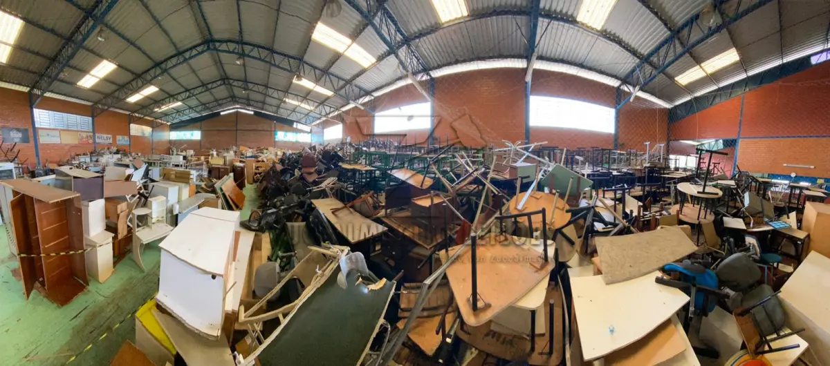 LOTE 004 - MOVEIS ESCOLARES MAL ESTADO APROXIMADAMENTE 4200 UNIDADES
