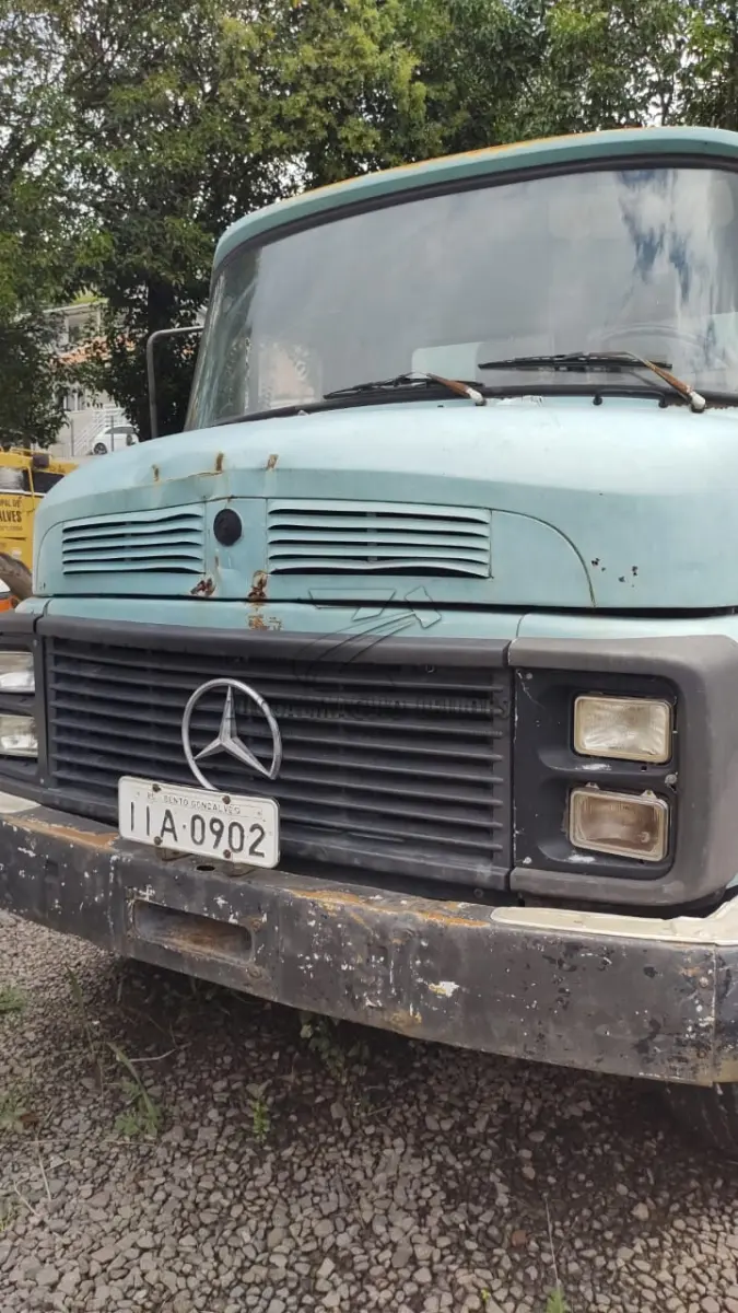 LOTE 009 - CAMINHAO BASCULANTE MERCEDES BENZ cor azul, placa IIA 0902
