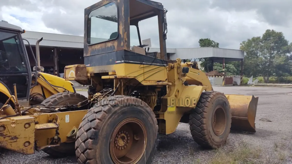 LOTE 010 - Trator de rodas CATERPILLAR cor amarelo Carregadeira, placa IDD 5448