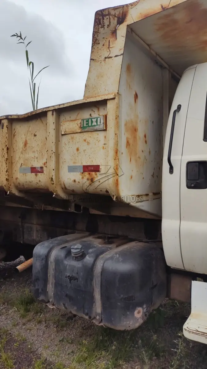 LOTE 011 - CAMINHAO BASCULANTE FORD F 16000 210 cor branc IJG7131