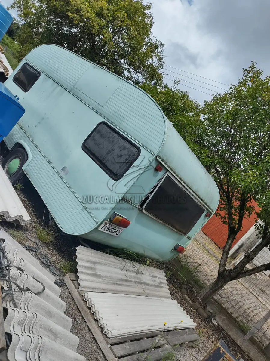 LOTE 006 - REBOQUE TRAILER na cor verde com engate veicular