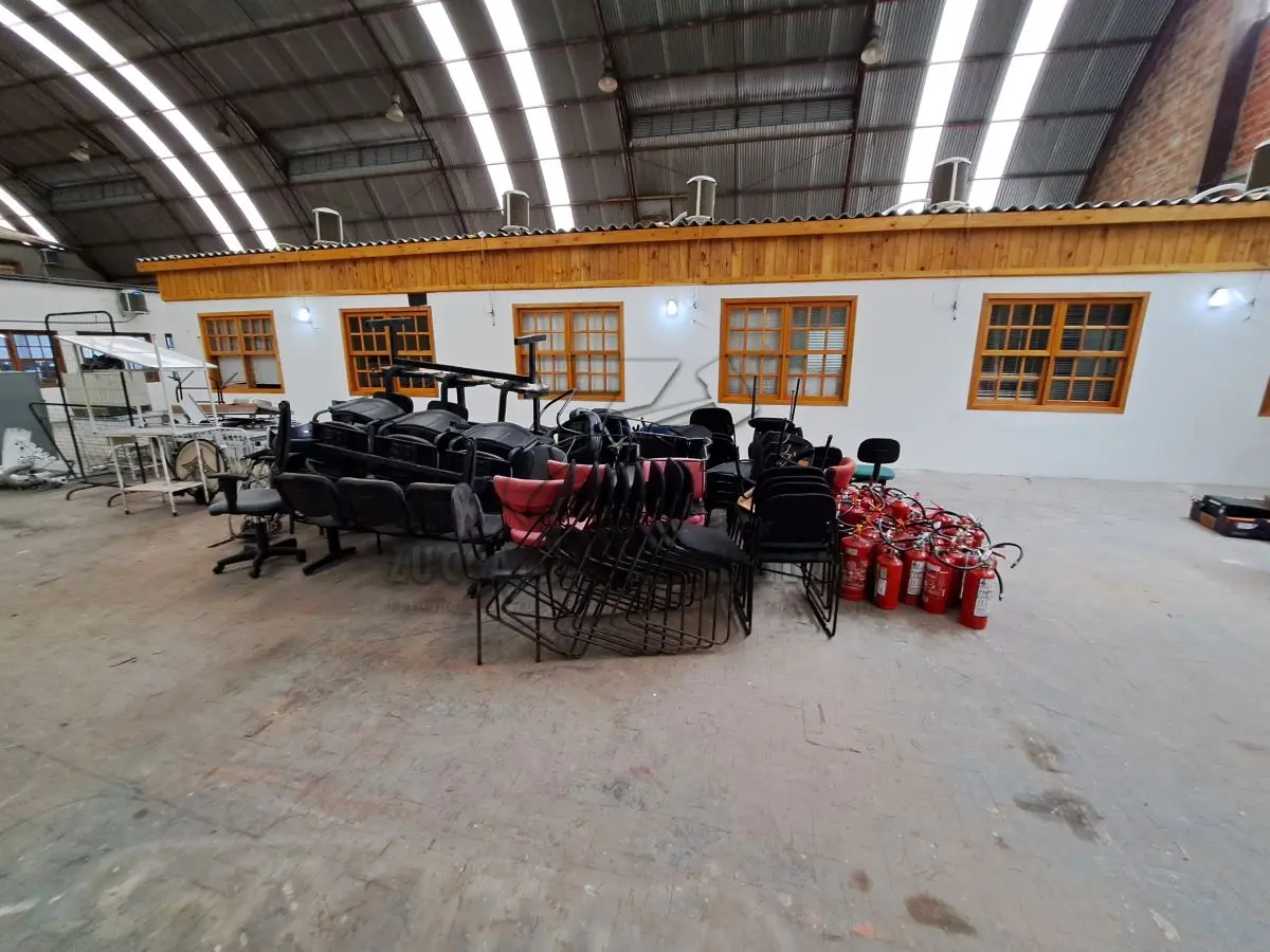 LOTE 001 - SUCATAS DIVERSAS LONGARINAS, CADEIRAS, MACAS, RADIADORES, FERRAGENS E DEMAIS ITENS (DEPOSITADO NO CENTRO ADMINISTRATIVO). OS BENS VÃO A LEILÃO NO ESTADO E CONDIÇÕES EM QUE SE ENCONTRAM.