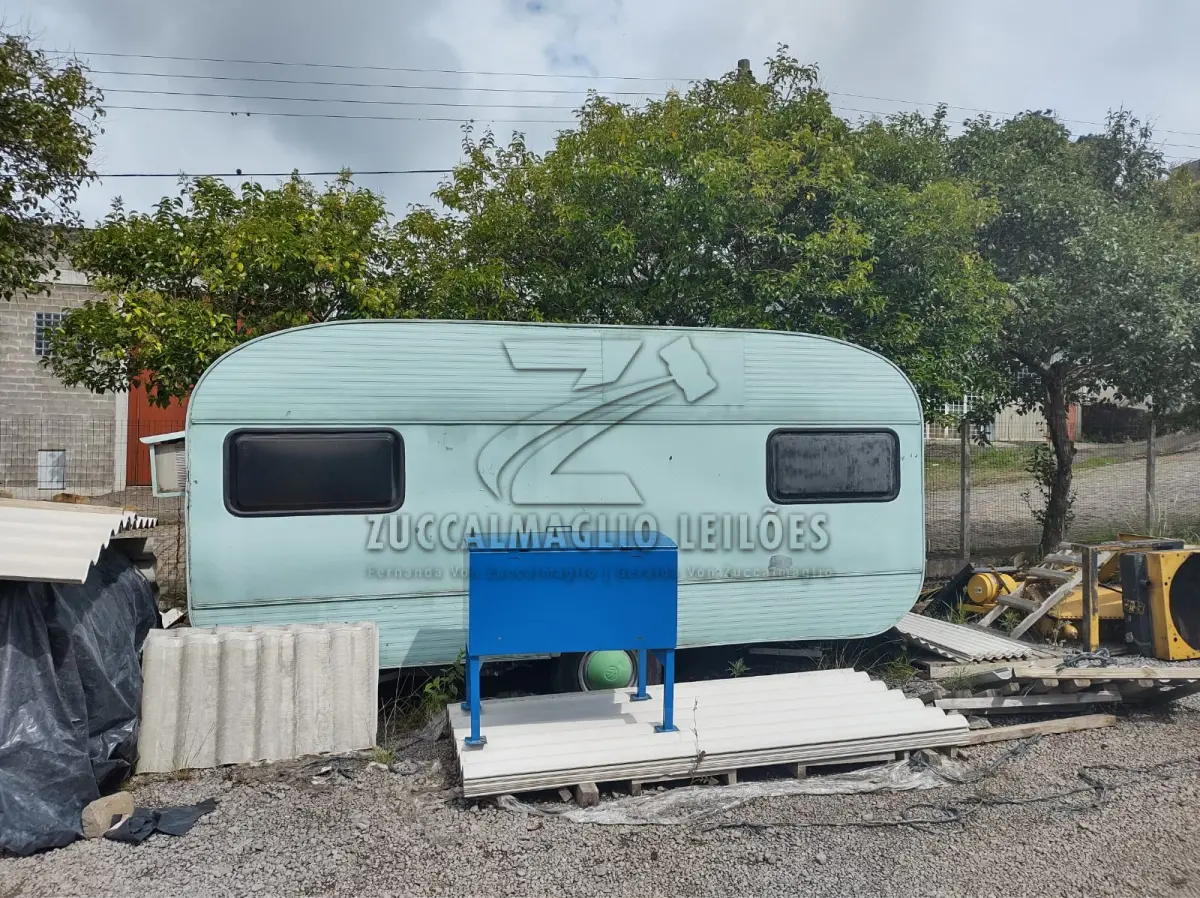 LOTE 006 - REBOQUE TRAILER na cor verde com engate veicular