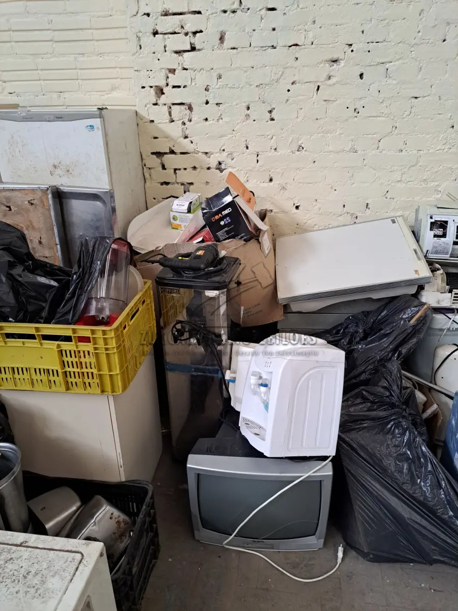 LOTE 002 - SUCATA DE ELETRODOMÉSTICOS TAIS QUAIS FORNOS, FOGÕES, GELADEIRAS, MAQUINAS DE COSTURA, MOTORES, PARAFUSADEIRAS, MAQUINAS DE CORTE DE ASFALTO E DEMAIS ITENS