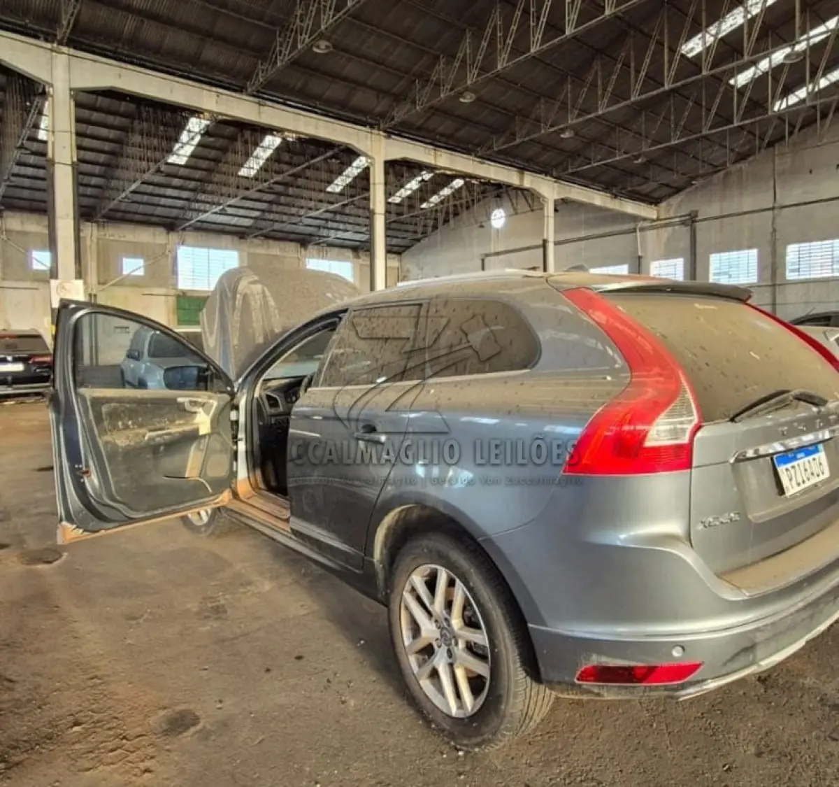 LOTE 001 - veiculo Volvo I XV60, ano 2017, cinza de enchente