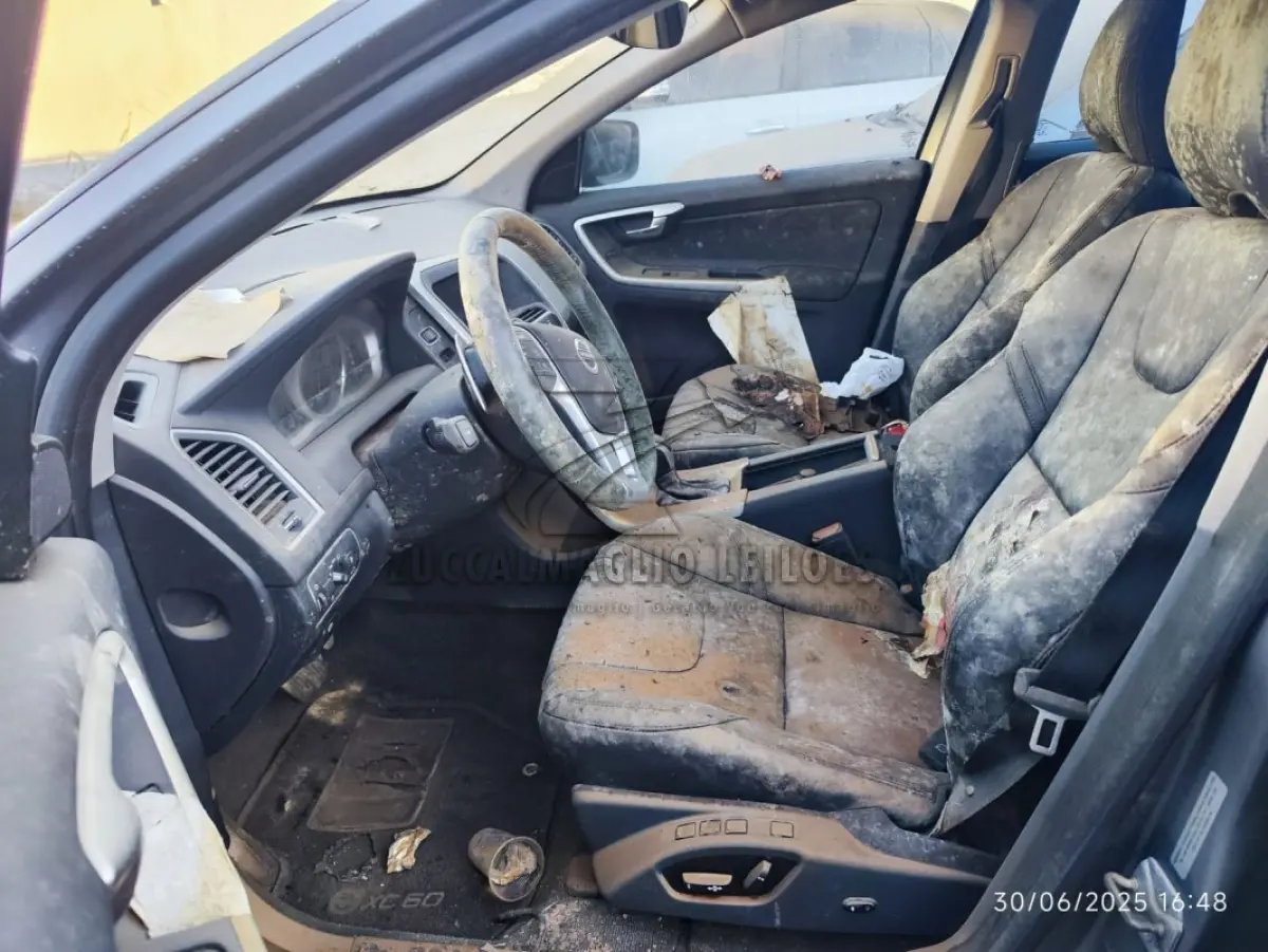 LOTE 001 - veiculo volvo cinza, 2017, pegou enchente 2024, modelo I XV60