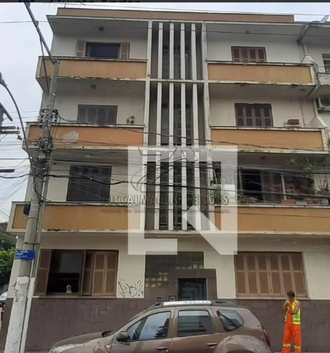 LOTE 001 - apartamento no Menino Deus, na Av. Getulio Vargas, 230, apto 02, com area enunciativa de 96,54m2,  avaliação R$ 245.000,00