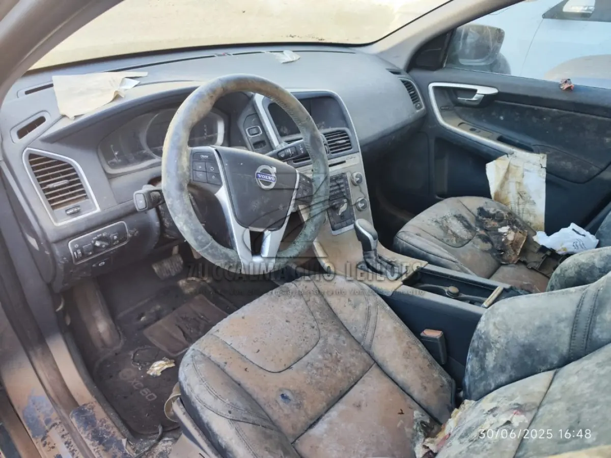 LOTE 001 - veiculo volvo cinza, 2017, pegou enchente 2024, modelo I XV60