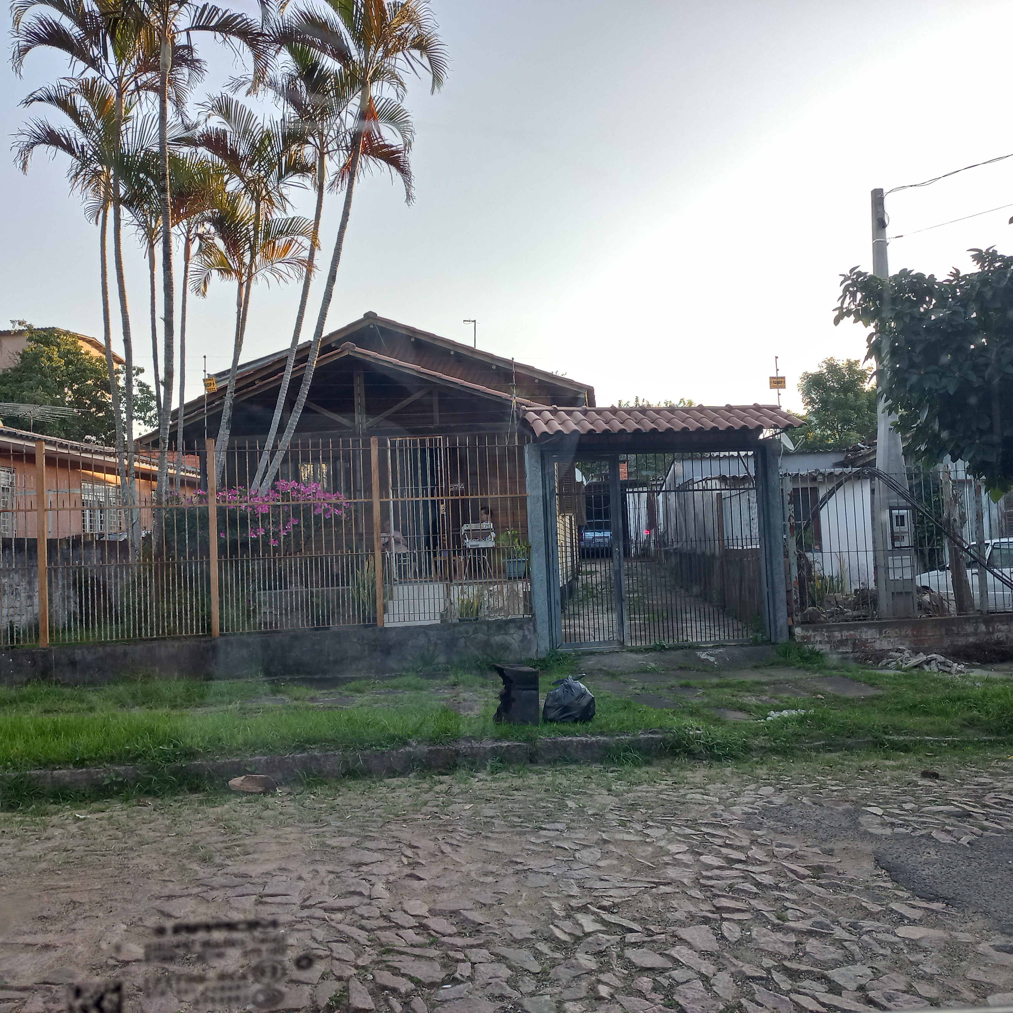 um  Chalé de madeira com 170m2, na Rua Comendador Durval 274, Bairro Jardim Floresta , Porto Alegre