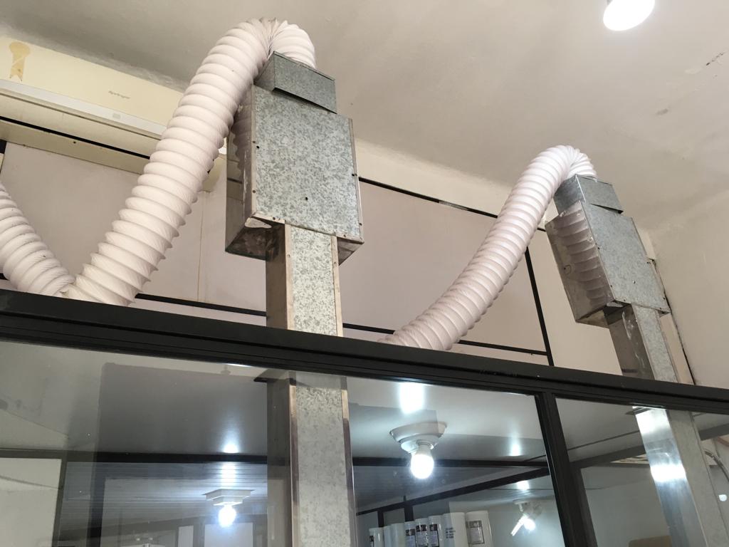 Bens móveis de farmácia de manipulação  dois exaustores de bancada de laboratório de encapsulados, e balança eletrônica BG 440