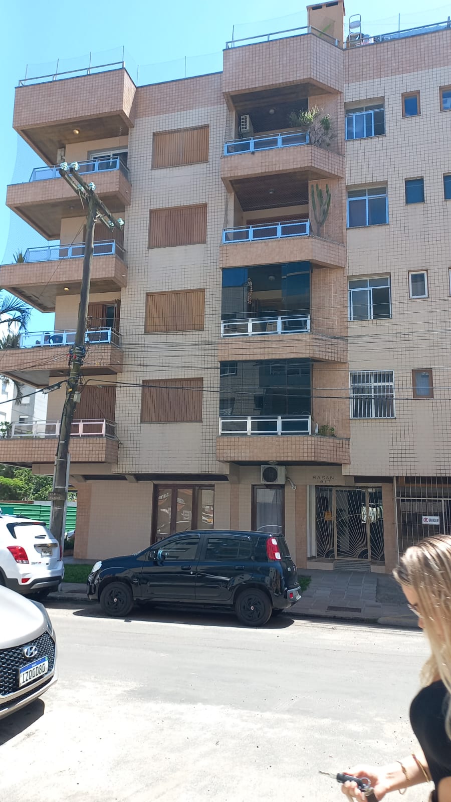 Voltará com novas DATAS   Capão da Canoa um apartamento de cobertura nr. 504, no Condomínio Edificio Rasan, situado na Rua Tupinamba, esquina com a Rua Moacir, apto 504, com área privativa de 157,71m2, e uma vaga de box. 22