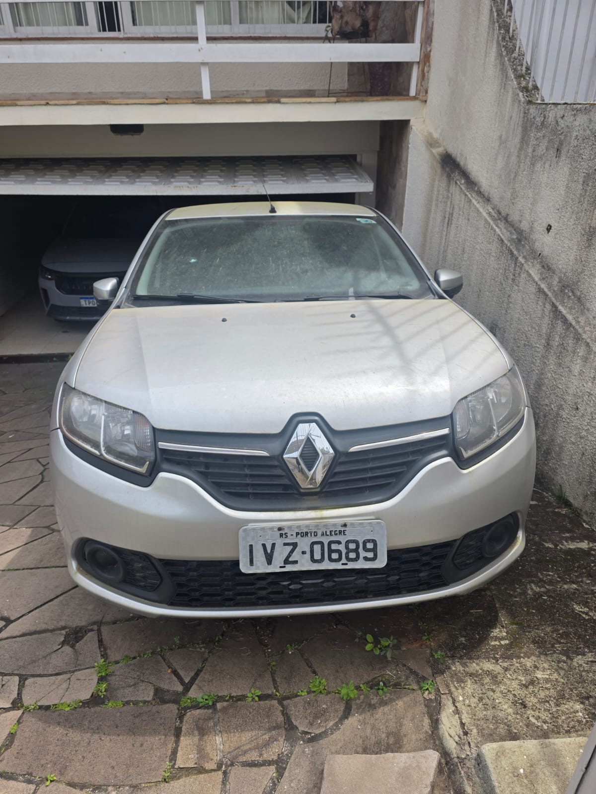 veículo Renaut Sandero, expression, HI-Power, Placas IVZ068*, cor prata, ano 2015, flex, 4 portas, , esta com a leiloeira