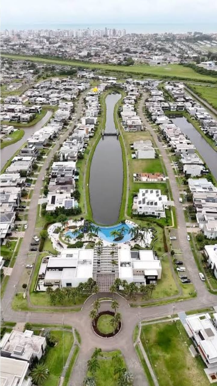 terreno no Condominino Horizontal Lotes denominado Capão da Canoa Ilhas Resort 2 , lot e 12 da quadra D, área real totall de 903,60m2